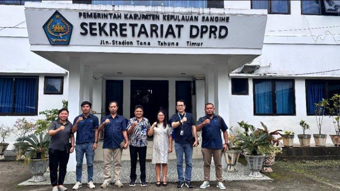 KUNJUNGAN - Sekretaris DPRD Kabupaten Kepulauan Sangihe Ri Putri Tamaka menerima kunjungan manajemen Tribun Manado, Kamis (20/3/2025) pagi.
