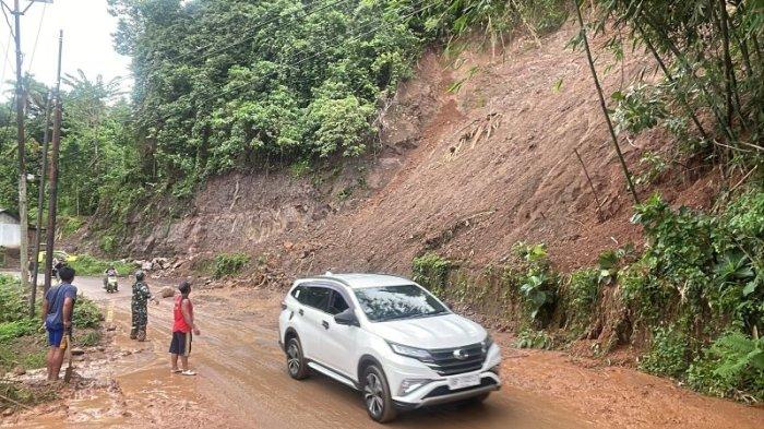 TANAH LONGSOR - Lalu lintas di Desa Kaweruan, Kecamatan Likupang Selatan, Kabupaten Minahasa Utara (Minut), Sulawesi Utara, Jumat (11/7/2025) sore. Longsor sempat terjadi dan membuat warga berhamburan menyelamatkan diri.
