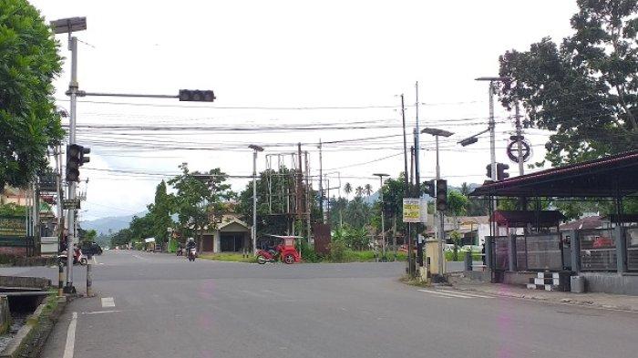BAHAYAKAN PENGENDARA: Lampu Lalu Lintas di Simpang Empat Matali Kotamobagu tak berfungsi. Dari pantauan Tribunmanado, Jumat (11/7/2025) di lokasi, lampu lalu lintas tersebut terlihat mati total.