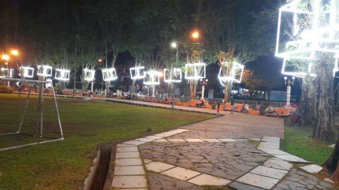 Lapangan Sparta Tikala di Kota Manado, Sulawesi Utara, kian cantik dengan lampu LED berbentuk kubus, Rabu (8/1/2025).