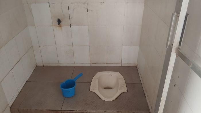 Toilet Umum di Lapangan Sparta Tikala Kota Manado, Sulawesi Utara kembali kotor dan tidak terurus