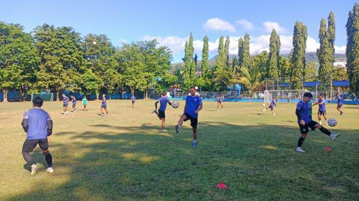 Latihan Sulut United menjelang laga tandang melawan Persewar Waropen di Lapangan PLTD Waena, Jayapura