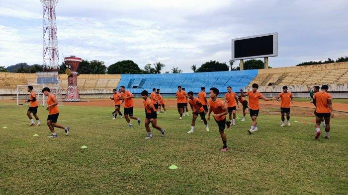 Latihan resmi Sulut United di Stadion Klabat Manado