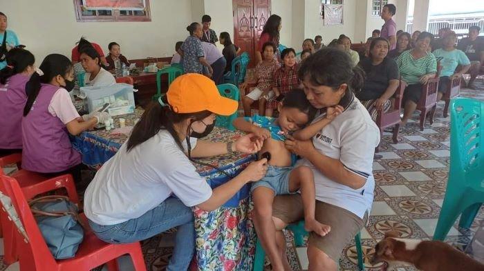Periksa kesehatan - Ratusan tenaga kesehatan dari 5 rumah sakit dan 3 klinik unit pelayanan kesehatan Yayasan Medika GMIM lalukan pemeriksaan kesehatan di lokasi bencana alam banjir bandang Pulau Lembeh Bitung.