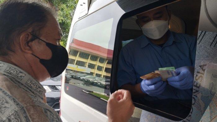 Layanan penukaran uang Bank Indonesia di Polda Sulawesi Utara, Senin (1/4/2024).