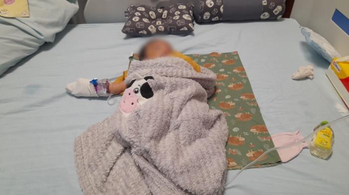 SELAMAT DARI KEBAKARAN - Leonardo Papalapu, bayi berusia 2 bulan yang viral karena selamat dari kebakaran KM Barcelona VA, Minggu (20/7/2025). Ia kini dirawat di RS Sentra Medika, Kabupaten Minahasa Utara (Minut), Provinsi Sulawesi Utara (Sulut).