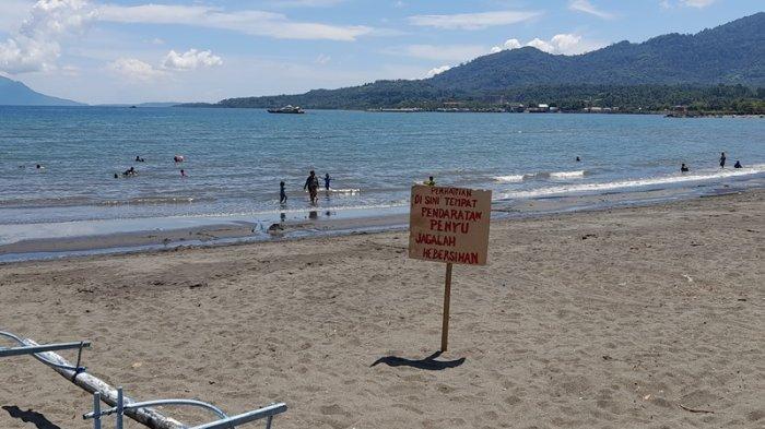 PANTAI - Libur cuti Idul Adha warga padati Pantai Karangria, Kecamatan Tuminting, Kota Manado, Sulawesi Utara, Senin (9/6/2025). Sejumlah warga mandi di pantai untuk terapi penyakit.