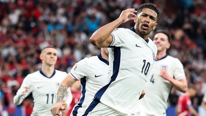 Jude Bellingham melakukan selebrasi gol saat Inggris mengalahkan Serbia di laga fase Grup C Euro 2024.