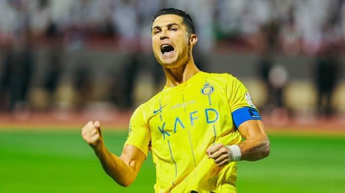 Cristiano Ronaldo Disebut Akan Dicambuk Lantaran Cium Seniman Wanita