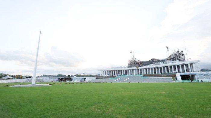 Lapangan Upacara dengan latar Istana Negara dan Kantor Presiden di Kawasan Inti Pusat Pemerintahan (KIPP), Ibu Kota Nusantara (IKN).