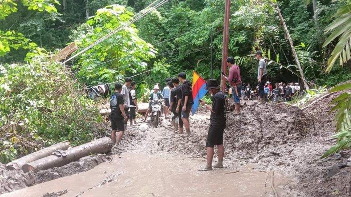 Longsor di jalan Moreah Raya - Tombatu, Kabupaten Mitra, Provinsi Sulawesi Utara yang belum selesai dibuka oleh pemerintah