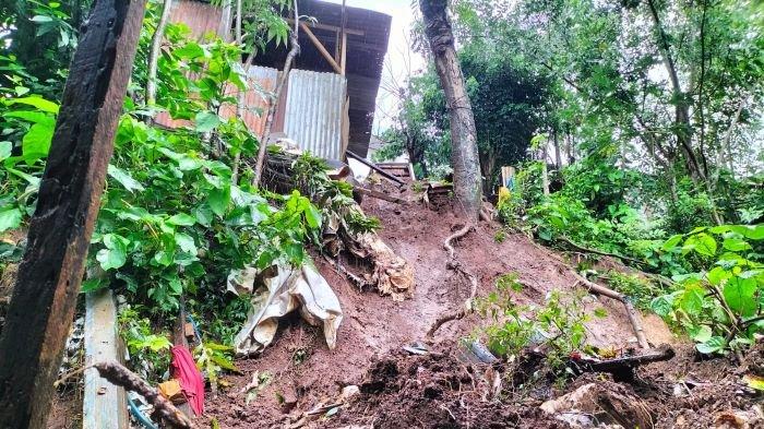 Longsor yang terjadi di kelurahan Dendengan Dalam, Kecamatan Paal Dua, Manado, Minggu 21 Januari 2024.