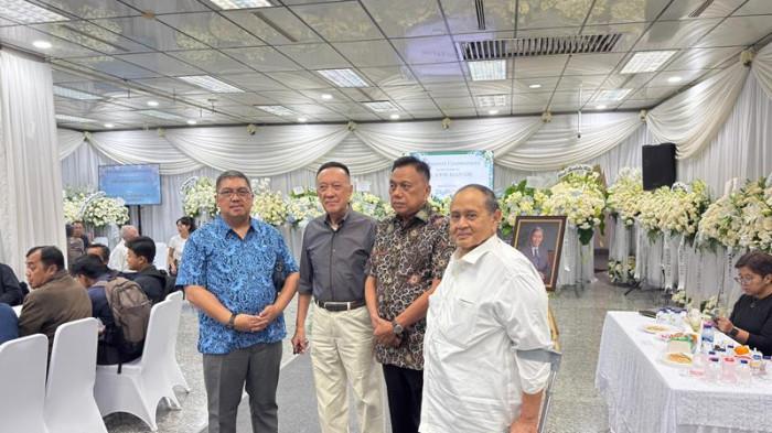 MELAYAT - Bendahara Umum DPP PDIP Olly Dondokambey melayat ke rumah almarhum Kwik Kian Gie di Rumah Duka Sentosa, Jakarta Pusat, Selasa, (29/7/2025).