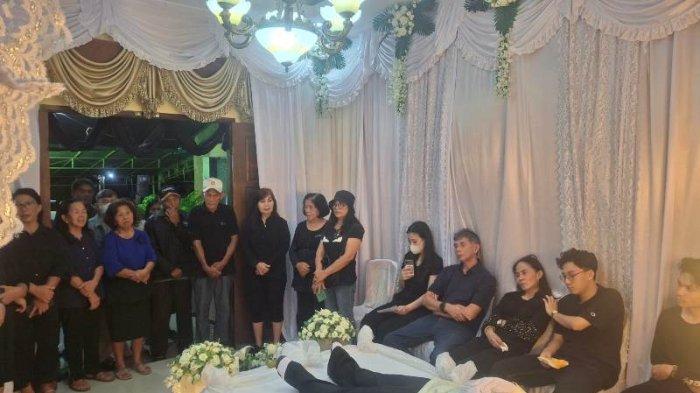 MENINGGAL- Suasana rumah duka Almarhum Stevy Pangemanan (52). Almarhum meninggal saat memimpin ibadah fajar di GMIM Sion Tumaluntung, Kecamatan Kauditan, Minahasa Utara,  Sulawesi Utara, Minggu 15 Juni 2025. Kepergiannya menyisakan duka yang mendalam.