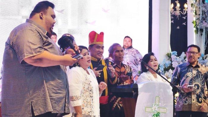 MERIAH - Ibadah Syukur HUT Pernikahan Ke 33 Tahun Gubernur Sulut Yulius Selvanus Komaling (YSK) dan Aniek Yulius Selvanus di Kakas Minahasa, Sulawesi Utara, Sabtu 10 Mei 2025.
