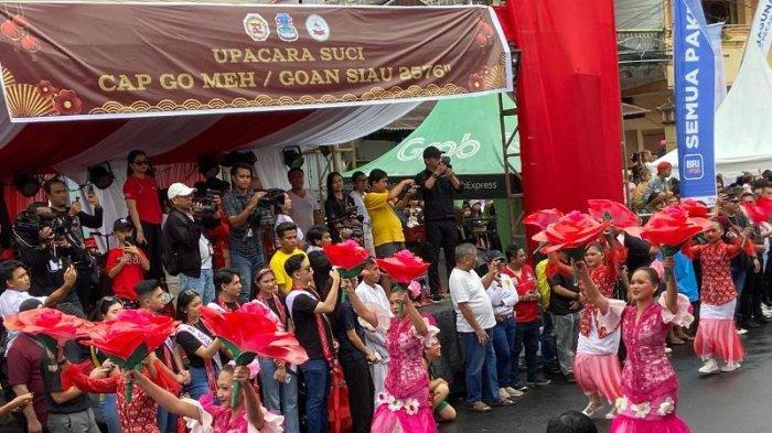 MERIAH: Suasana saat perayaan Cap Go Meh di Kampung Cina, Kota Manado, Sulawesi Utara, Rabu (12/2/2025). Cap Go Meh berlangsung dengan meriah menampilkan berbagai atraksi lintas budaya di Sulawesi Utara.