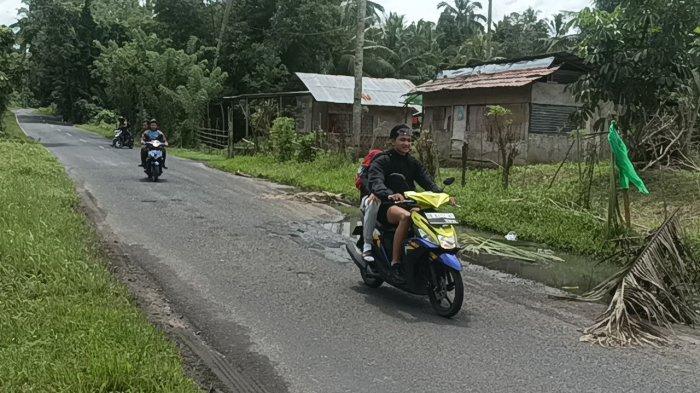 MINUT - Warga Kabupaten Minahasa Utara (Minut), Sulawesi Utara, kembali mengeluhkan keberadaan jalan rusak di Kelurahan Airmadidi Bawah, Kecamatan Airmadidi, Senin (23/6/2025).Titik jalan rusak berlubang itu, tepat berada di daerah Patar Airmadidi atau hanya beberapa meter dari simpang tiga akses ke gerbang tol Airmadidi.