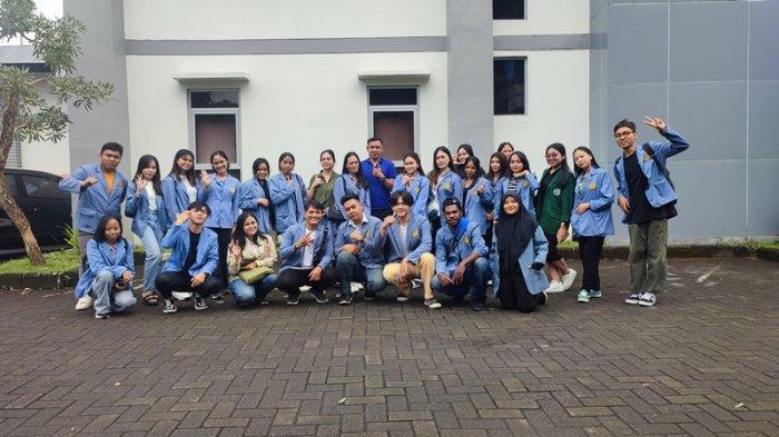 Mahasiswa FIB Unsrat Kunjungi Kantor Tribun Manado Sulawesi Utara, Jumat (31/5/2024).