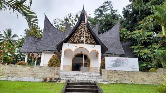 Makam Tuanku Imam Bonjol.