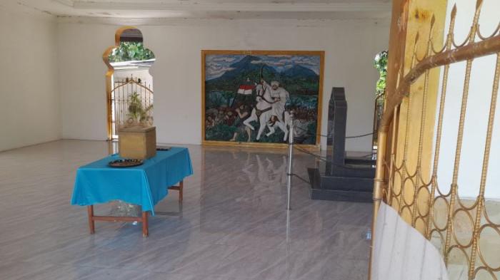 MAKAM IMAM BONJOL - Makam Tuanku Imam Bonjol di Desa Lotta, Kecamatan Pineleng, Kabupaten Minahasa, Provinsi Sulawesi Utara (Sulut), Senin (28/7/2025). Keluarga juru kunci menolak wacana pemindahan makam.