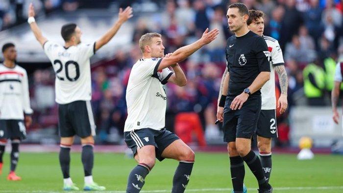 Laga West Ham vs Man United. De Light saat melakukan protes kepada wasit atas penalti yang diberikan bagi West Ham di akhir laga.