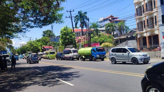 Antrean solar di SPBU Malalayang Satu Barat, Kecamatan Malalayang, Kota Manado, Sulawesi Utara, Senin (28/8/2023).
