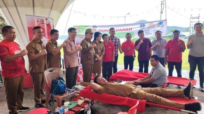 Manado Utara Perkasa (PT MUP) bekerja sama dengan Pemerintah Kota (Pemkot) Manado dan Palang Merah Indonesia (PMI) Manado mengadakan kegiatan bakti sosial, di Kelurahan Bitung Karang Ria, Kecamatan Tuminting, Kota Manado, Selasa (23/7/2024).