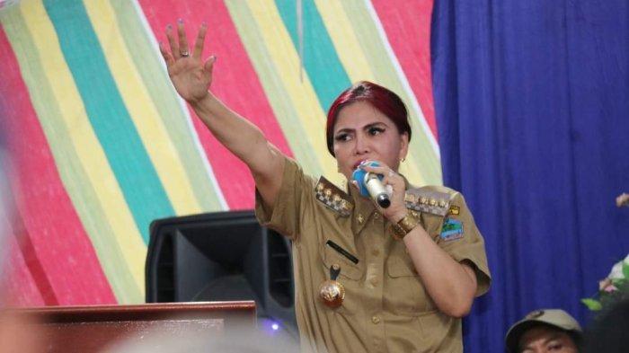 Mantan Bupati Minut Vonnie Anneke Panambunan yang terjerat kasus korupsi pemecah ombak. Politisi yang akrab dengan sebutan VAP itu kini menerima remisi.