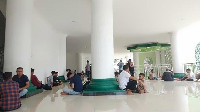 Salat Jumat pertama di bulan suci Ramadan 1445 Hijriah, di Masjid Agung Baitul Makmur Kotamobagu, Sulawesi Utara, Kamis (15/3/2024).