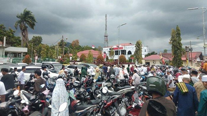 Salat Jumat pertama di bulan suci Ramadan 1445 Hijriah, di Masjid Agung Baitul Makmur Kotamobagu, Sulawesi Utara, Kamis (15/3/2024).