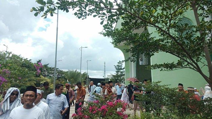 Salat Jumat pertama di bulan suci Ramadan 1445 Hijriah, di Masjid Agung Baitul Makmur Kotamobagu, Sulawesi Utara, Kamis (15/3/2024).