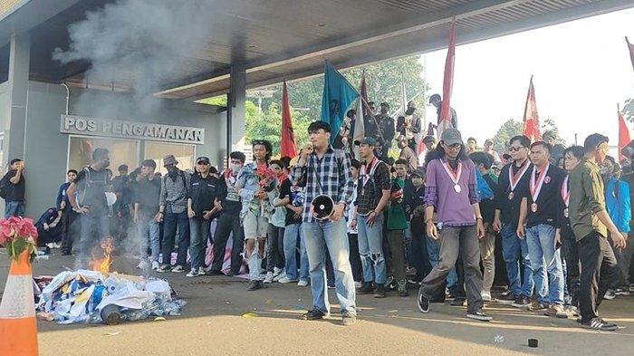 Massa Demo UU Pilkada pada Jakarta, Kamis (22/8/2024) sore, masuk ke dalam kawasan Parlemen.