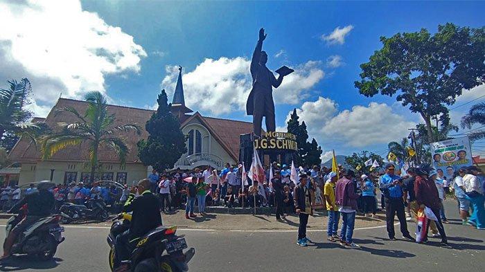 Massa Pendukung dan Relawan Prabowo Subianto di Lokasi Patung Schwarz, Senin 5 Februari 2024.