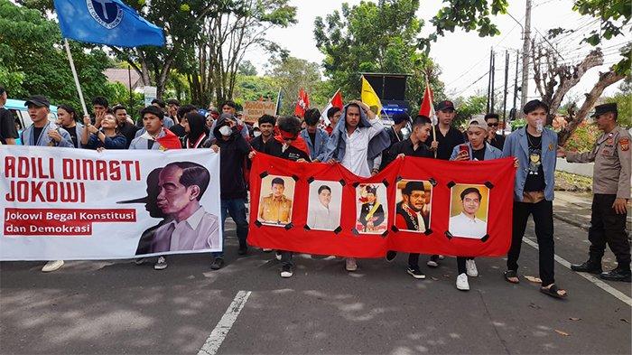 Massa aksi berjalan kaki dari TMP Kairagi Manado ke Kantor DPRD Sulawesi Utara (2 km), Jumat (23/8/2024).