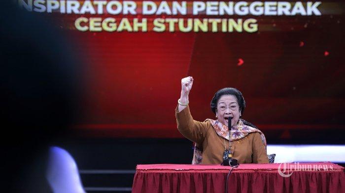 Presiden Kelima RI yang juga Ketua Umum DPP Partai Demokrasi Indonesia Perjuangan (PDIP) Megawati Soekarnoputri saat memberikan kata sambutan sebelum menerima penghargaan sebagai Inspirator dan Penggerak Cegah Stunting di Indonesia di kawasan Palmerah, Jakarta Pusat, Senin (17/7/2023).