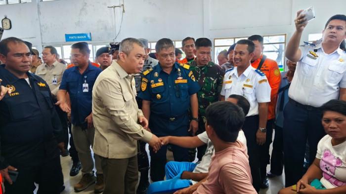 KEBAKARAN KAPAL - Menteri Perhubungan (Menhub) RI Dudy Purwagandhi mengunjungi korban kebakaran kapal Barcelona 5 di terminal penumpang Manado, Senin (21/7/2025).