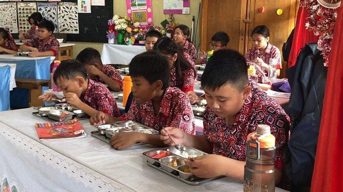 Makan Bergizi Gratis hari ketiga di SD Katolik 17 St Tarsius Manado, Sulawesi Utara, Rabu (8/1/2025).