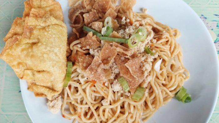 KULINER FAVORIT: Sajian menu Mie Gacoan, salah satu menu favorit di RM Mie Ayam Jakarta, Airmadidi, Senin (32/3/2025).