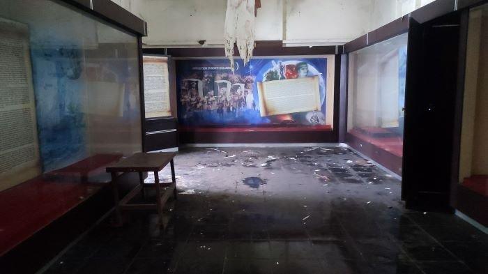 TERBENGKALAI: Gedung Minahasa Raad di Manado, Sulawesi Utara terbengkalai. Banyak situs sejarah rusak