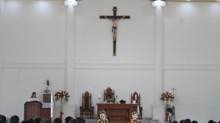 Misa Paskah di Stasi Santo Fransiskus Xaverius Maumbi, Kecamatan Kalawat, Kabupaten Minahasa Utara, Sulawesi Utara, Minggu (31/3/2024).