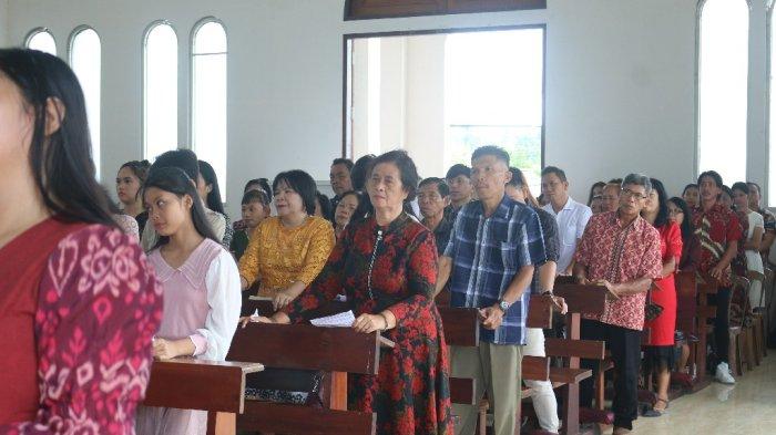 Misa Paskah di Stasi Santo Fransiskus Xaverius Maumbi, Kecamatan Kalawat, Kabupaten Minahasa Utara, Sulawesi Utara, Minggu (31/3/2024).
