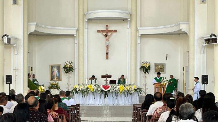 Misa di Gereja Katolik Hati Kudus Yesus Karombasan Manado