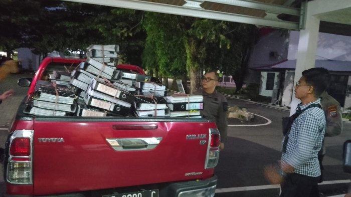 Mobil Dinas Hilux warna merah milik Kejaksaan Negeri Bitung dipakai untuk angkut dokumen dan berkas dari kantor DPRD Bitung.