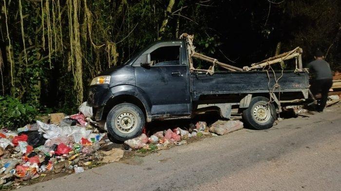 Mobil jenis pick up yanng terlibat kecelakaan dengan sepeda motor di ruas Jalan Raya Menumbing, Kampung Air Samak, Kelurahan Menjelang Kecamatan Mentok, Kabupaten Bangka Barat, Provinsi Bangka Belitung, Rabu (12/7/2023) sekitar pukul 19.30 WIB.