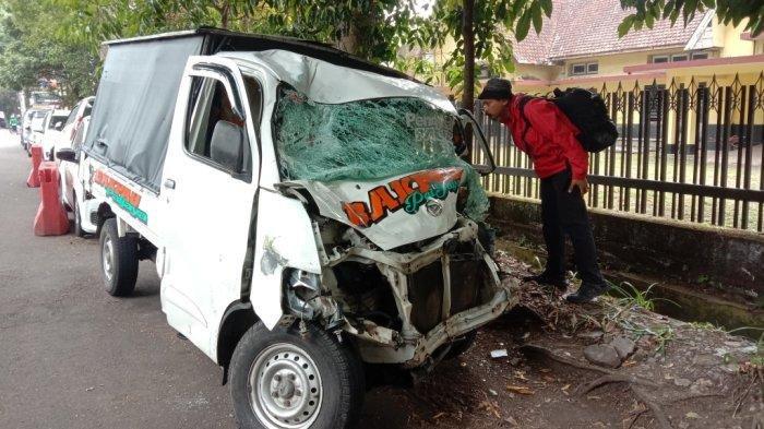 Mobil pikap Daihatsu Grand Max yang mengalami laka lantas di Jalan Mayjen Sungkono saat dievakuasi dari lokasi kejadian.