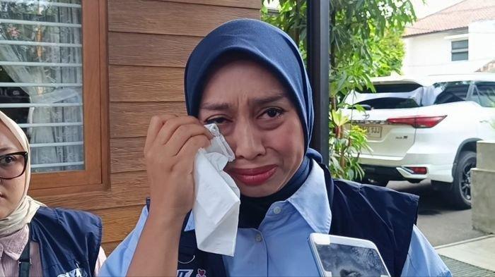 Momen Calon wakil bupati Garut Luthfianisa Putri Karlina menangis saat ditanya tentang anak, mengaku rindu karena belum bertemu lantaran sibuk kampanye. Tangisnya itu pecah saat hendak berangkat kampanye di Bumi Upi, Tarogong Kidul, Kabupaten Garut, Jawa Barat Senin (14/10/2024).