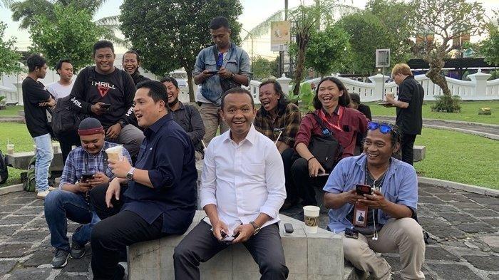 Momen Menteri BUMN Erick Thohir saat bersama dengan Menteri Investasi Bahlil Lahadalia.