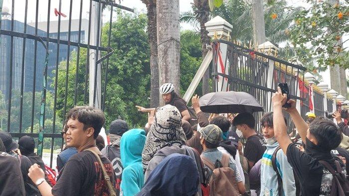 Pagar Gedung DPR RI dijebol massa yang ikut unjuk rasa menolak putusan RUU Pilkada.