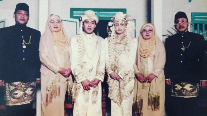 Momen pernikahan Komeng dan Aprilliana Indra Dewi pada 1999.