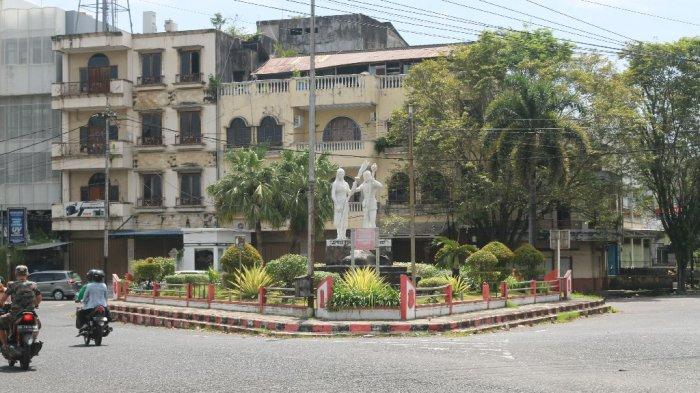 Monumen Toar Lumimuut di Pertigaan Jembatan Miangas, Jalan Jenderal Sudirman, Kelurahan Komo Luar, Kecamatan Wenang, Manado, Sulawesi Utara, Minggu (14/4/2024).